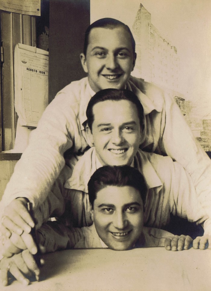 De abajo hacia arriba: Octavio de los Campos, Hipólito Tournier, Milton Puente. 1929. Archivo DPT. - De los Campos, Puente, Tournier  - Museo Nacional de Artes Visuales