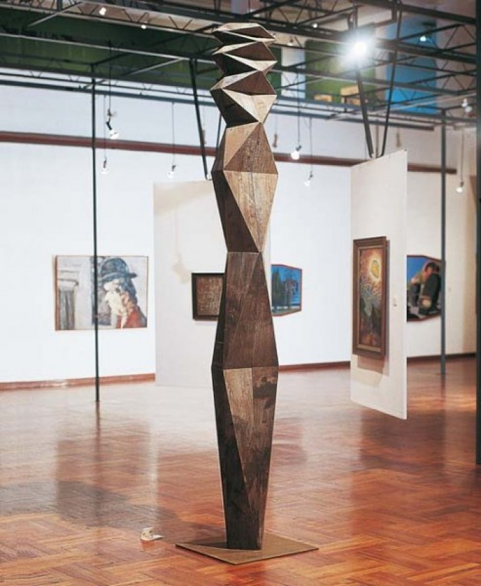 La gran serie de F, 2004. Ricardo Pascale (1942). Construcción en maderas duras. 324 x 44 x 32 cm. - Excepcional muestra de arte nacional - Museo Nacional de Artes Visuales
