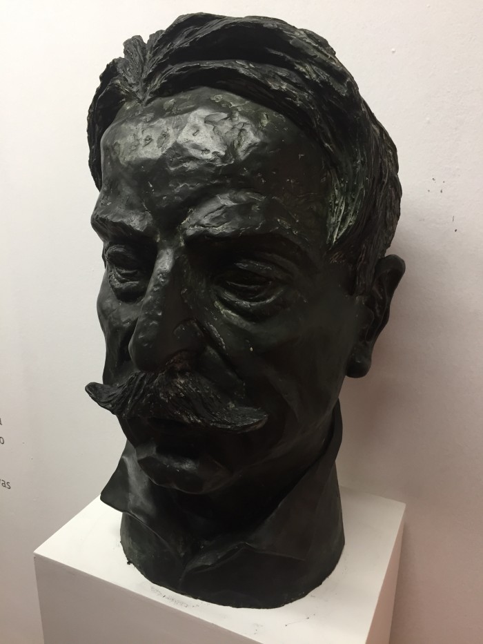 <b>Luis Alberto Barriola (1909-s/d)<br>José Enrique Rodó (c.1977)<br>Yeso patinado<br>65 x 38 x 37 cm</b> - Día del Patrimonio 2021 - José Enrique Rodó - Las ideas cambian el mundo - Museo Nacional de Artes Visuales