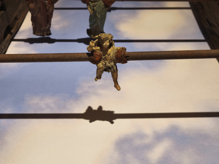 Detalle de la obra "El juego de los milagros". Federico Arnaud (1970). Madera. 83 x 112 cm. Nº inv. MT5879 - Federico Arnaud: Artistas en sus propias palabras de la muestra "Somos jugando" - Museo Nacional de Artes Visuales