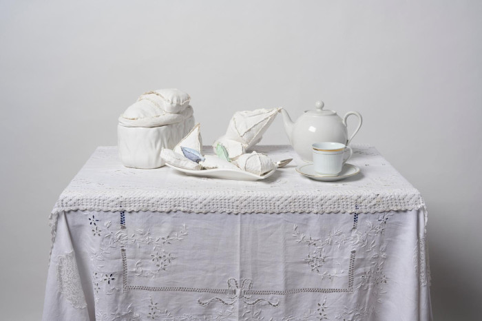 Five o´clock tea, 2008. Ivonne D'Acosta (1949). Técnica Mixta. 100 x 60 x 60 cm. Nº inv. MT5885. - Yvonne D'Acosta: Artistas en sus propias palabras de la muestra "Somos Jugando" - Museo Nacional de Artes Visuales