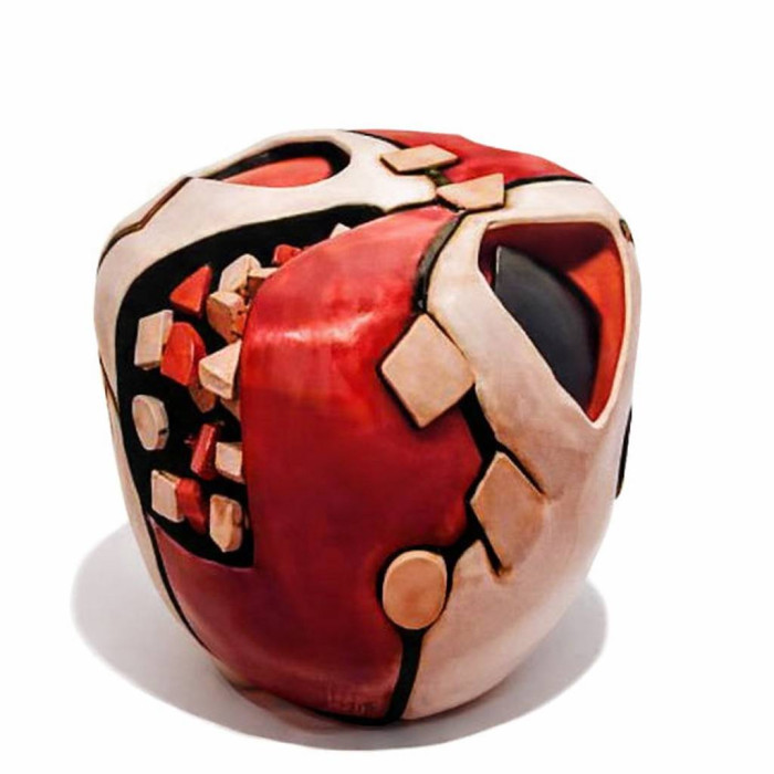 Esfera Lúdica, 2022. Nicole Vanderhoeght (1964). Cerámica. 38 x 36 x 36 cm. Nº inv. MT5839. - Nicole Vanderhoeght: Artistas en sus propias palabras de la muestra Somos Jugando - Museo Nacional de Artes Visuales