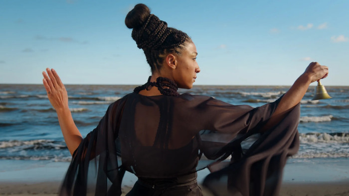Mônica Ventura, Luna_still-video. - Charla: "Mônica Ventura y Hermosa Intervención en el MNAV" - Museo Nacional de Artes Visuales