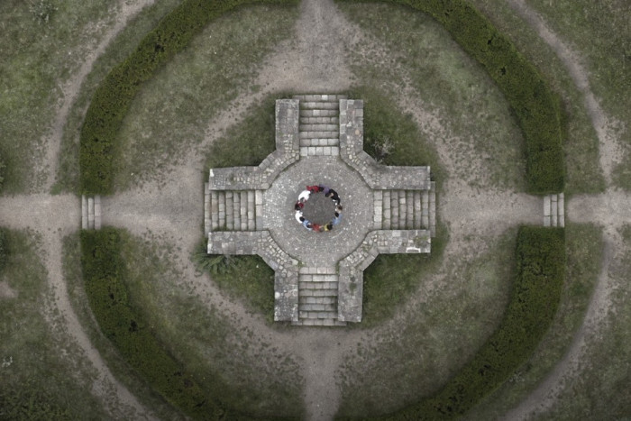 Detalle de Living Monuments I. 2023, videoinstalación de Aurelia Mihai. - Visita guiada en el marco del Mes de las Mujeres - Bienalsur - Museo Nacional de Artes Visuales