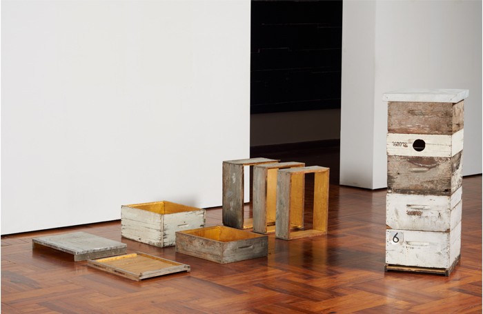 Primer Premio Adquisición MEC fue para la obra de Juan Manuel Rodríguez<br>Sin Título<br>2012<br>Dorado a la hoja sobre madera, luces led y batería. - 55º Premio Nacional de Artes Visuales - Wifredo Díaz Valdéz - Museo Nacional de Artes Visuales