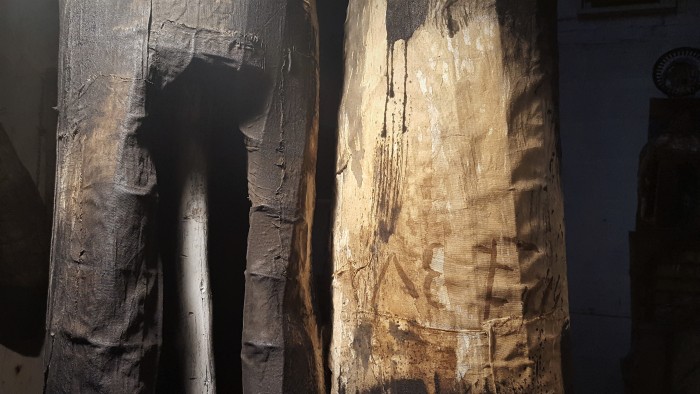 Gustavo Fernández - Hasta el hueso, (2018), malla de alambre, tela, pintura y trozo de rama, 230 x 63 x 60 cm. Detalle.<br> - Diálogos con nuestra Bestia - Bielli, Bustelo, Fernández - Museo Nacional de Artes Visuales